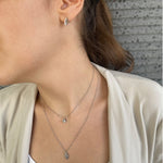 עגילי עלה על דוגמנית עם שרשרת עלה ושרשרת זרקון