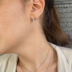 עגילי עלה כסף מבריק קטנים על דוגמנית