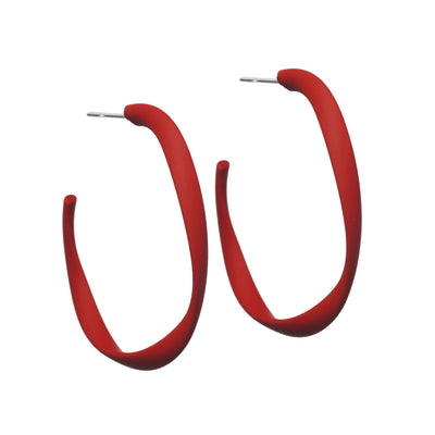 עגילים אדומים בצורת חישוק עם זווית מסתובבת על רקע לבן