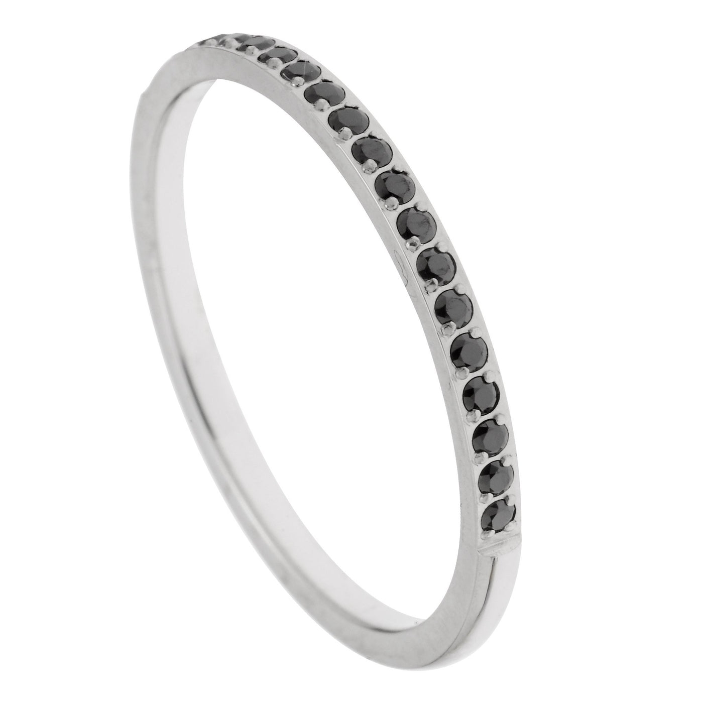 טבעת כסף עם אבן שחורה בצורת טניס על רקע לבן
