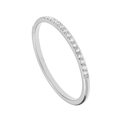טבעת טניס כסף מבריק על רקע לבן של רשת התכשיטים רוני קהאן