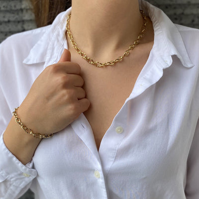 שרשרת לולאות זהב עם צמיד לולאות זהב על גבי דוגמנית של רשת התכשיטים רוני קהאן