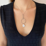 רוני קהאן שרשרת לורי כסף עיגול בשילוב פנינה